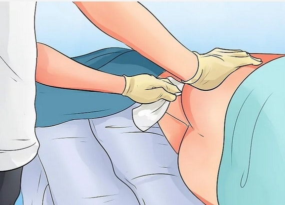 پس از برداشتن لگن از زیر بیمار، 15. ناحیه پرینه بیمار را کاملا شسته و سپس خشک کنید