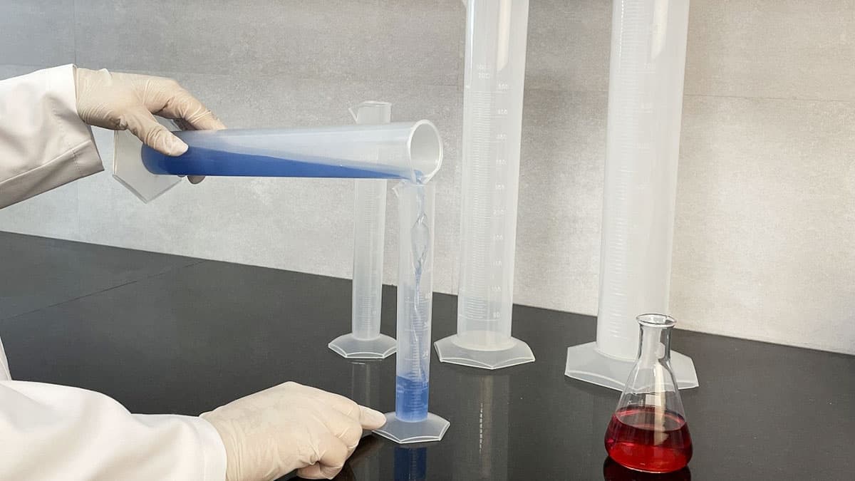 نحوه استفاده از استوانه مدرج در آزمایشگاه چگونه است؟