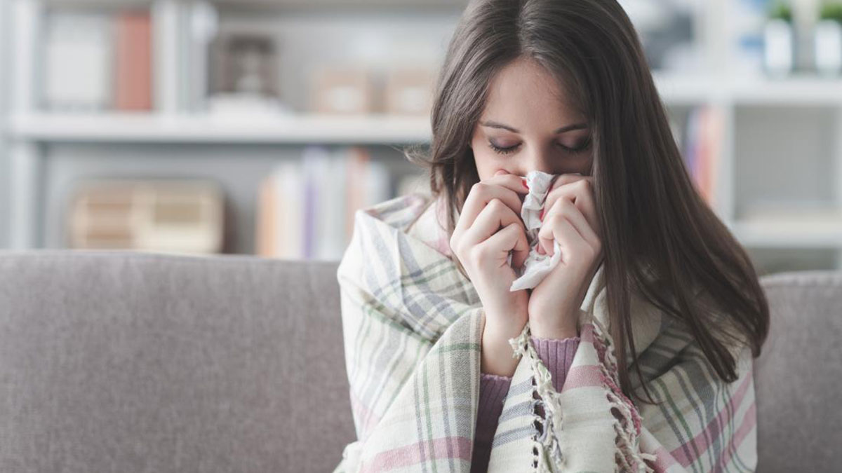 woman-with-a-cold چگونه سرماخوردگی یا آنفلوآنزا را درمان کنیم؟