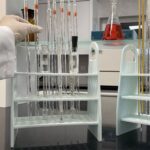 پایه پیپت و ترمومتر در آزمایشگاه